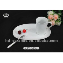 Керамическая кружка кофе с тарелкой